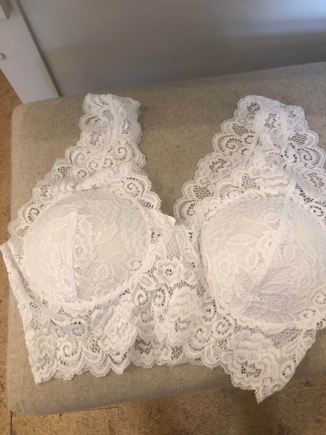 Residents On white V neck +back lace bralette