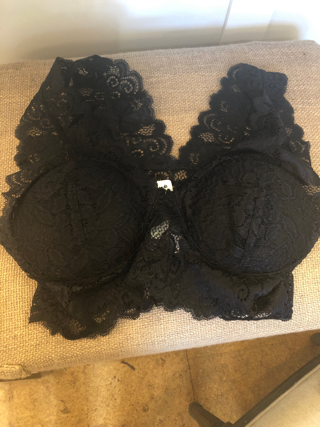 Residents On black v neck+back lace bralette